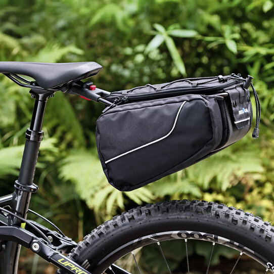 Contour Sport, Mit Seitentaschen und Spanngummi – zur Montage am Sattel