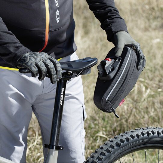 Bikepack Sport Expandable, Compact saddlebag with expandable volume including fixation for folding locks